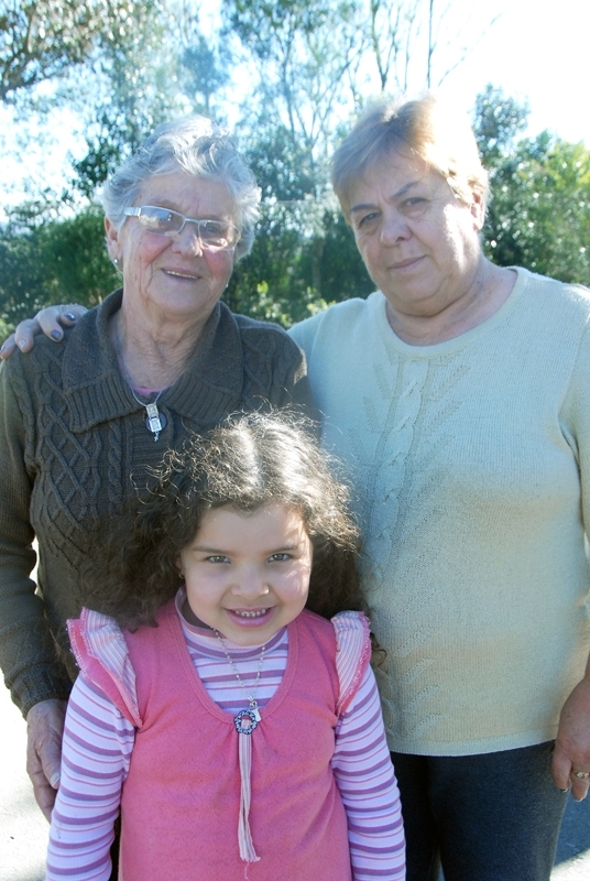 Dona Ignes comemora a vida ao lado da filha Diva e da bisneta Nathalia, de cinco anos. - Camila Baggio