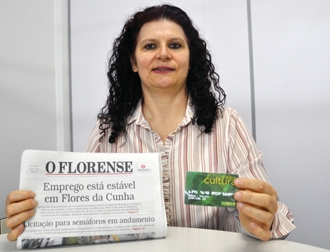 A bancária Roseli Pilati acumulou o valor para continuar recebendo em casa o semanário. - Larissa Verdi