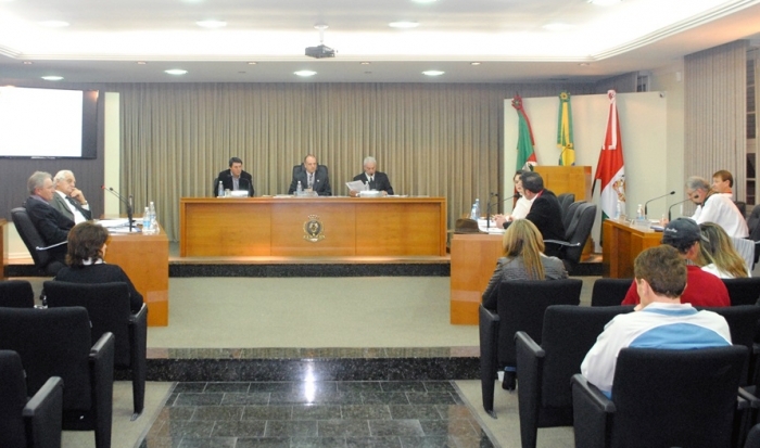 Medida foi parcialmente cumprida na sessão do dia 15. - Jaqueline Gambin/Câmara de Vereadores de FC/Divulgação