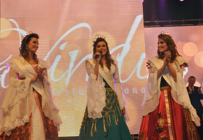 Janaína Massarotto (C), Camila Baggio (E) e Mayara Zamboni (D) foram escolhidas soberanas no dia 15 de agosto. - Larissa Verdi