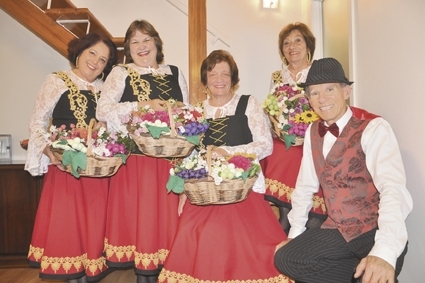 Da esquerda para a direita, Rita, Fátima, Terezinha, Lídia e Ivo Gasparin, do grupo Dolcefarniente. - Larissa Verdi
