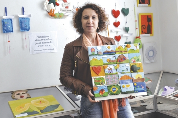 A professora Ieda estimula o trabalho da criatividade para a produção de arte no União. - Larissa Verdi