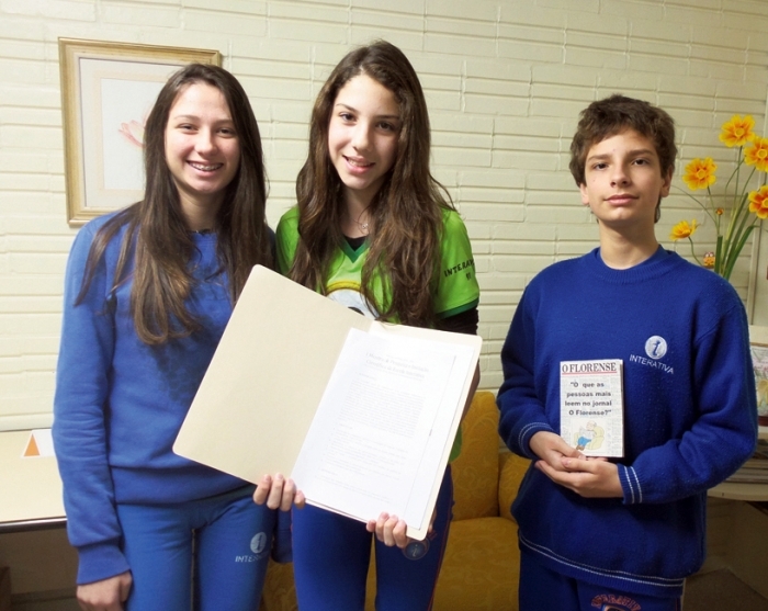 Lais, Luiza e Arthur realizaram uma pesquisa sobre os assuntos mais lidos pelos leitores do jornal O Florense. - Mirian Spuldaro