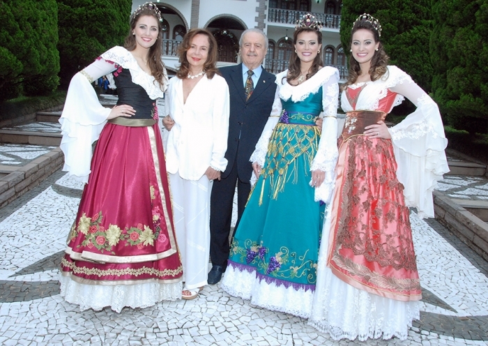 A rainha Janaína e as princesas Camila e Mayara com o casal Lourenço e Noemy. - Fabiano Provin
