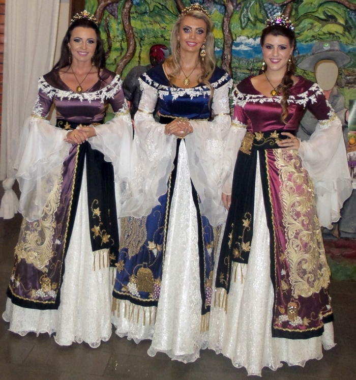 Vestidos oficiais da rainha Tamara Rancan (ao centro) e das princesas Aline Araldi Pan (à esquerda) e Mariana Galiotto (à direita). - Fabiano Provin