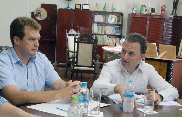 Lídio (à direita), acompanhado do vice-prefeito Zanin, abriu o gabinete para a imprensa. - Fabiano Provin