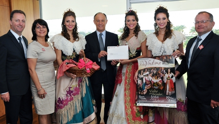 Grupo entregou a Pepe Vargas convite oficial para o evento - Thamyres Ferreira/SRI/Divulgação