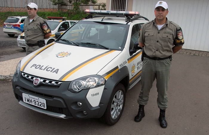 Soldado Sagin (E) e sargento André são dois dos PMs que utilizarão o novo veículo. - Fabiano Provin
