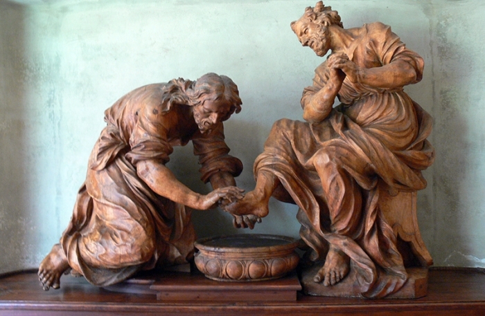 Estátua italiana do Século 18 que retrata Jesus lavando os pés do apóstolo Pedro. - Divulgação