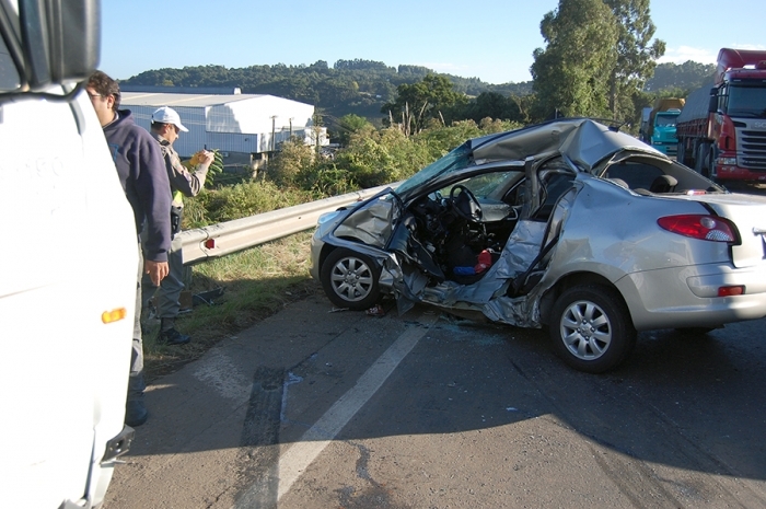 Colisão entre caminhão e carro aconteceu quando veículo tentava acessar a estrada. - Antonio Coloda