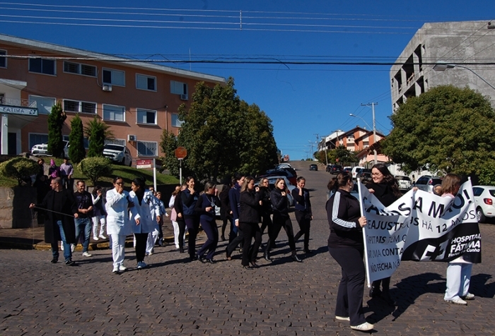 Funcionários fizeram caminhada nas ruas centrais do município. - Antonio Coloda
