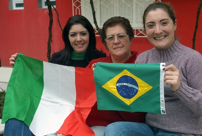 Caren (E), a mãe Helena, e a irmã Carla exibem algumas das recordações da Itália. - Camila Baggio