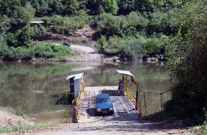 Embarcação é utilizada para ligar os municípios. - Cátia Tonello/Câmara de NP/Divulgação