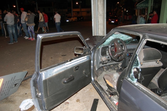 Escort parou após chocar-se contra um poste; motorista foi agredido por um grupo de pessoas. - Antonio Coloda