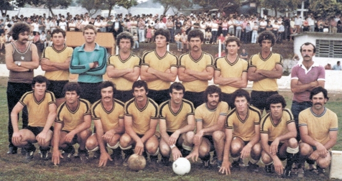 Time de 1983 que disputou o Intermunicipal de Flores. - Divulgação
