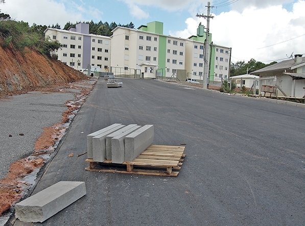 Meios-fios são colocados na Rua Antônio Tassis Gonzales, que foi pavimentada recentemente. - Antonio Coloda