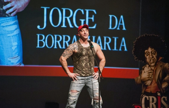 Humorista Cris Pereira interpreta, entre outros personagens, Jorge da Borracharia. - Edu Deferrari/Divulgação