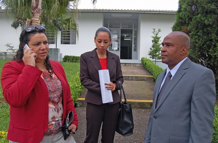 Assessoras Silvana Lazarotto (E) e Deisi Azambuja (C) acompanharam Jackson Bien-Aimé na Delegacia. - Antonio Coloda