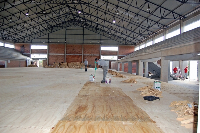 Após colocação de aberturas, de finalizados os banheiros e colocação de vidros, piso de madeira é instalado. - Antonio Coloda
