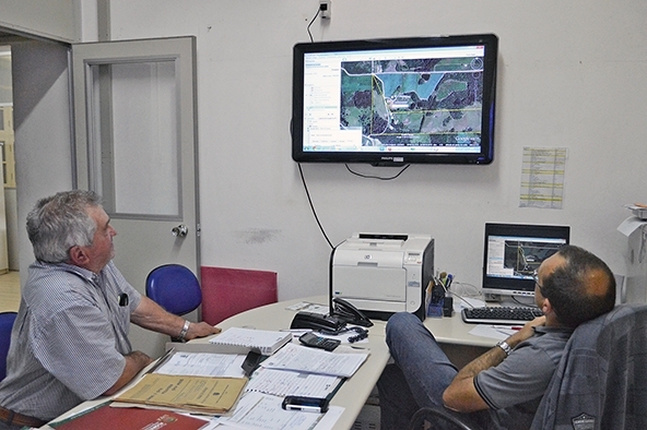 Dados são selecionados na sede do Centro Administrativo por meio de levantamento por satélite. - Gabriela Fiorio/Prefeitura de FC/Divulgação