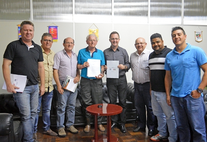 Dirigentes esportivos e o prefeito assinaram parceria nesta semana. - Gabriela Fiorio/Prefeitura de FC/Divulgação