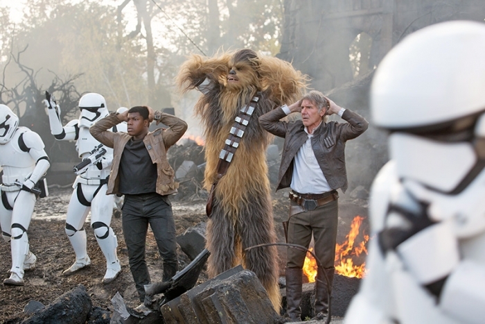 O soldado Finn (John Boyega) com Chewbacca (Peter Mayhew) e o mercenário Han Solo (Harrison Ford). - Lucasfilm/Divulgação