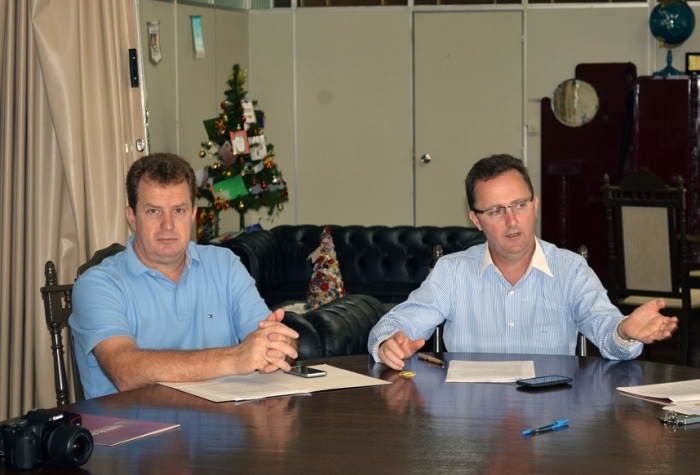 O vice-prefeito Almir Zanin (E) acompanhou Lídio Scortegagna (D) durante a explanação. - Fabiano Provin