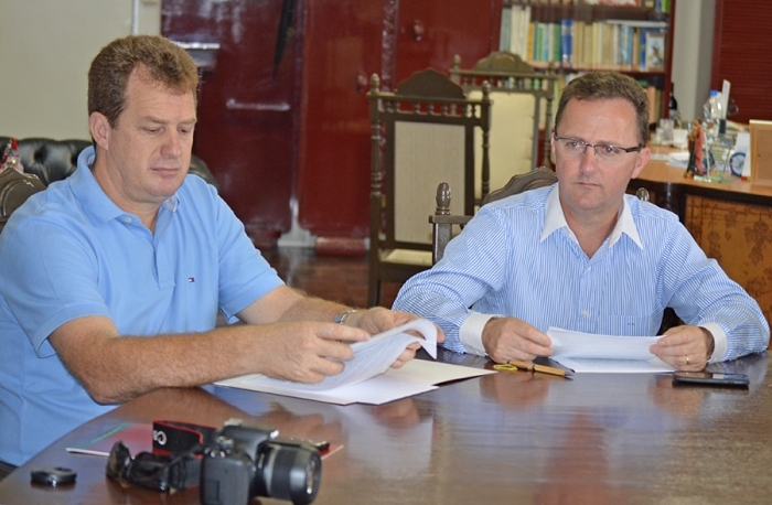 O prefeito Lídio Scortegagna (D) com o vice-prefeito, Almir Zanin. - Fabiano Provin