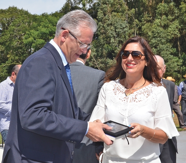Secretária de Turismo Fátima Ortiz recebeu a distinção do prefeito farroupilhense, Claiton Gonçalves. - Adriana Sabadin/Divulgação