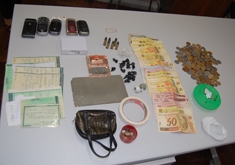 Além de drogas, policiais apreenderam dinheiro, munição e celulares. - Na Hora / Antonio Coloda