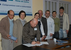 Integrantes do Hospital Fátima assinaram documento para oficializar projeto com o Banco de Olhos. - Mirian Spuldaro
