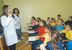 Médica e enfermeira explicam sobre a doença a estudantes da Escola Horácio Borghetti. - Andréia Debon