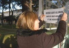 Na escola São Rafael, a diretora Ivete Ascari fixa cartazes para orientar alunos. - Danúbia Otobelli