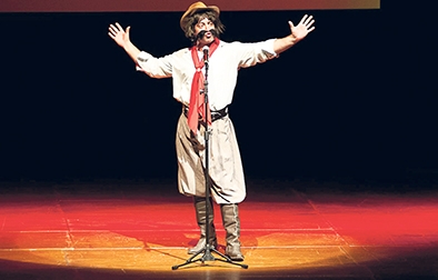 Artista Cris Pereira interpreta o gaúcho Gaudêncio. - Divulgação