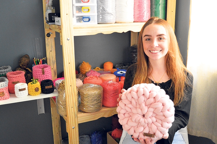 A jovem Pâmela Cargnin Sklar produz artesanatos com fio de malha.  - Gabriela Fiorio