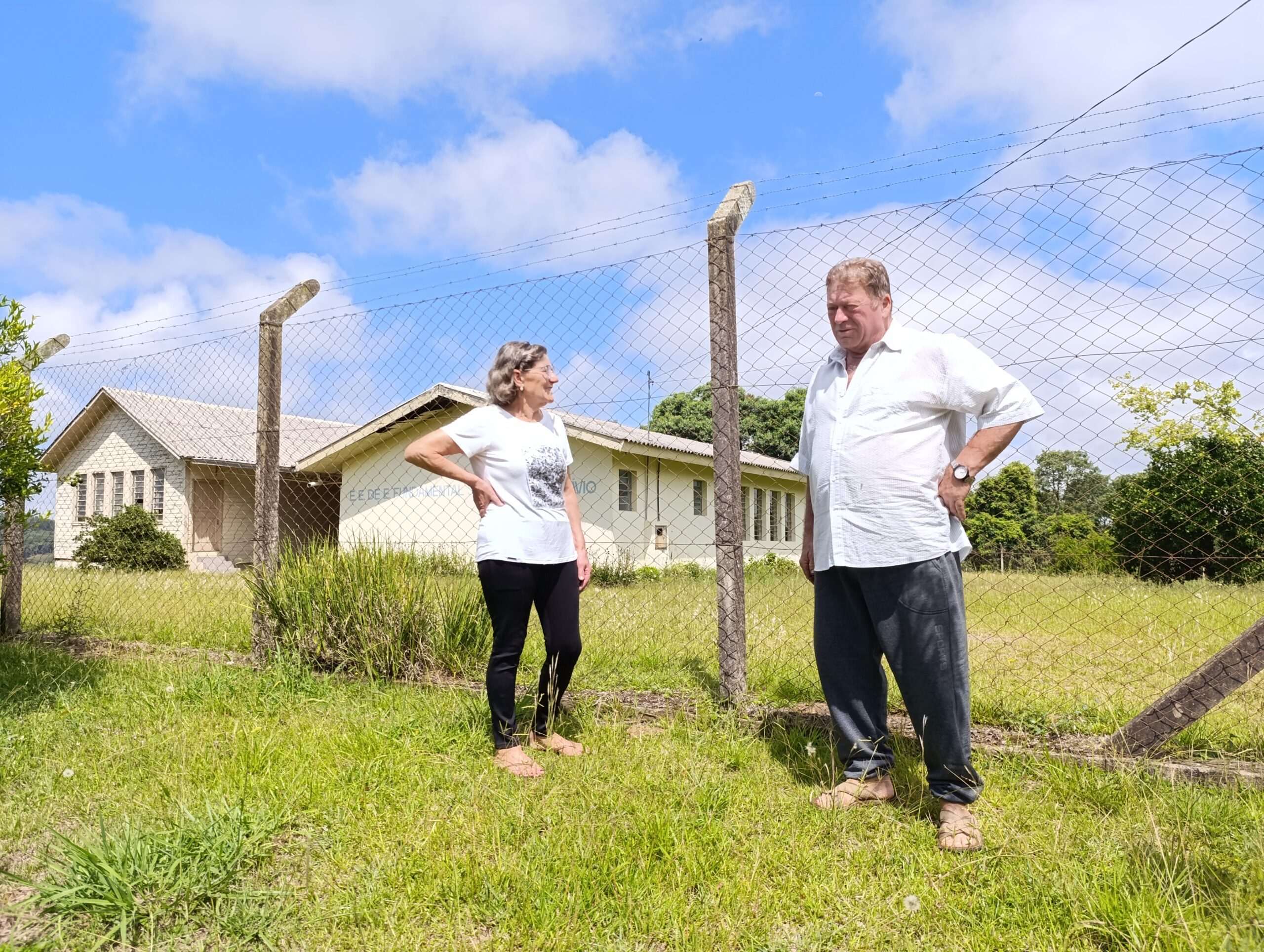 Julio e Nair Berton relatam a história de mobilização da comunidade para manter a Escola São Domingos Sávio (Foto: Karine Bergozza)